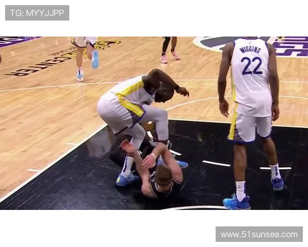 追梦格林撞翻对手后拉扯脚踝遭技术犯规